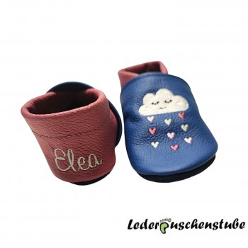 Lederpuschen jeansblau-altrosa, rechts Schmetterlinge altrosa-rosa-weiß,creme, links Wolke Herzen (weiß-schwarz-rosa rosa-altrosa-weiß) und Namen linke Ferse (weiß)